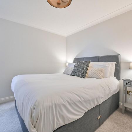 Top Floor Sandbanks Apartment With Free Parking Just Minutes From The Beach And Bars Canford Cliffs المظهر الخارجي الصورة