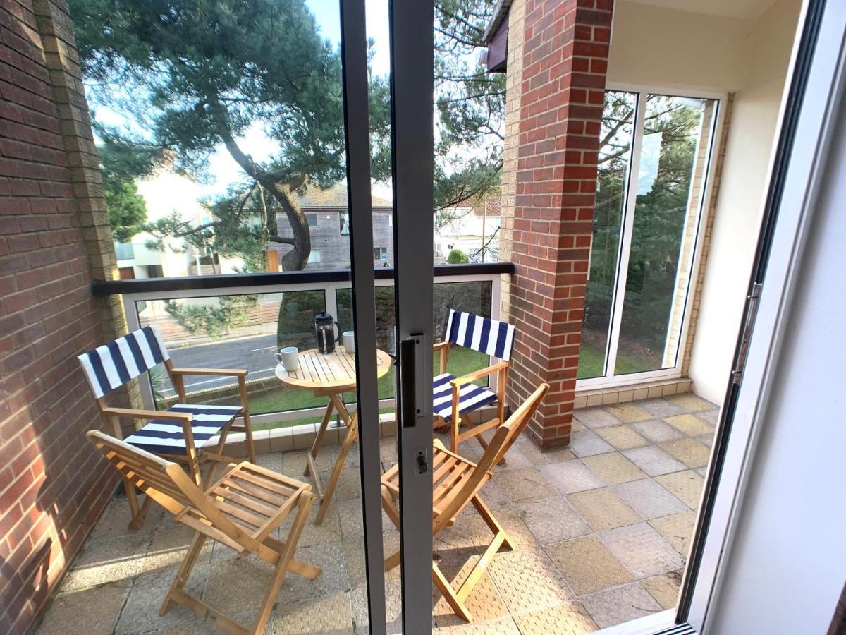 Top Floor Sandbanks Apartment With Free Parking Just Minutes From The Beach And Bars Canford Cliffs المظهر الخارجي الصورة