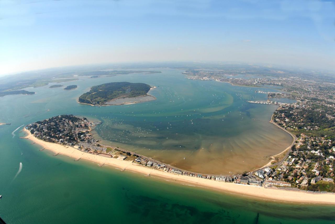 Top Floor Sandbanks Apartment With Free Parking Just Minutes From The Beach And Bars Canford Cliffs المظهر الخارجي الصورة