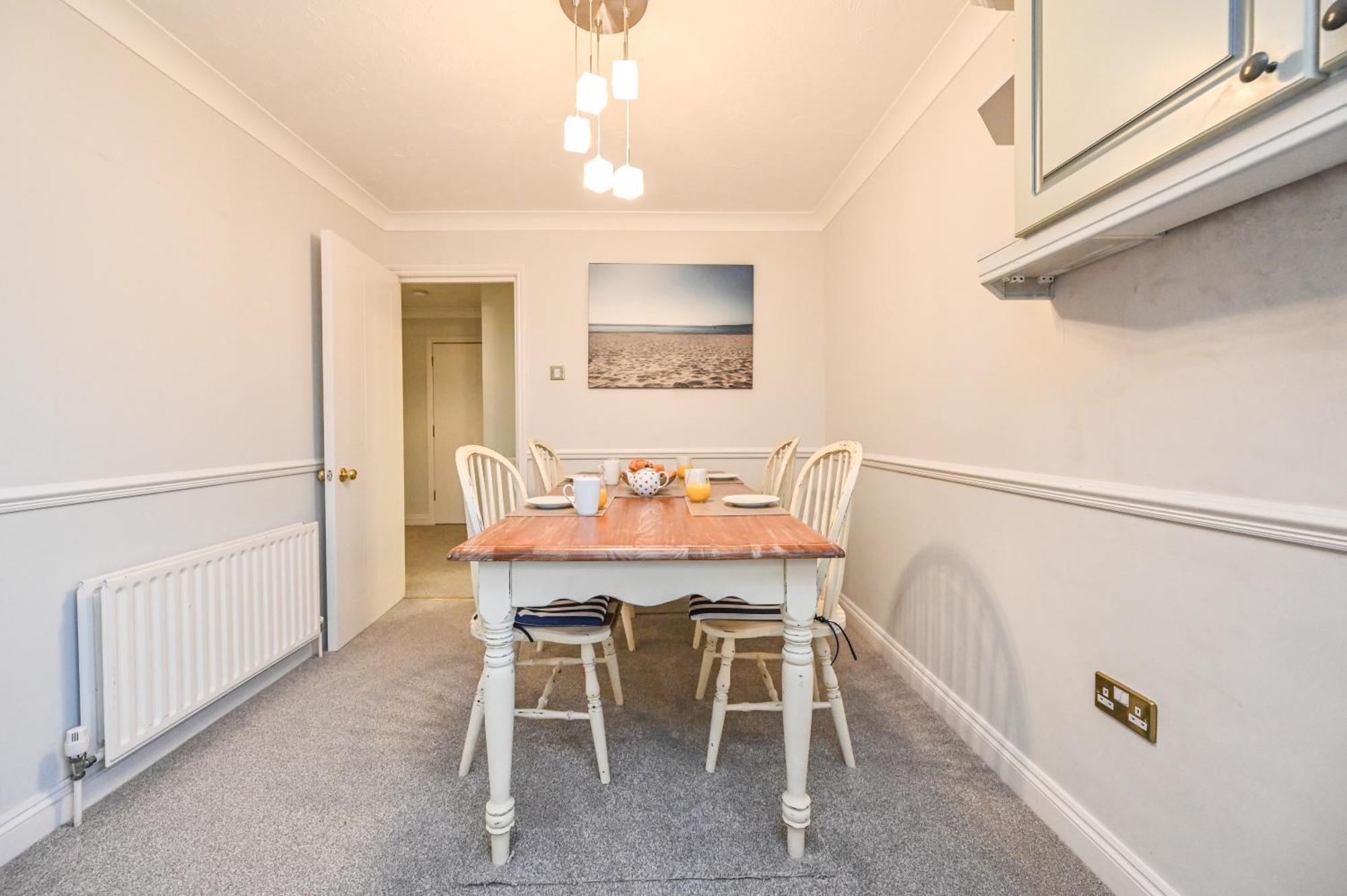 Top Floor Sandbanks Apartment With Free Parking Just Minutes From The Beach And Bars Canford Cliffs المظهر الخارجي الصورة