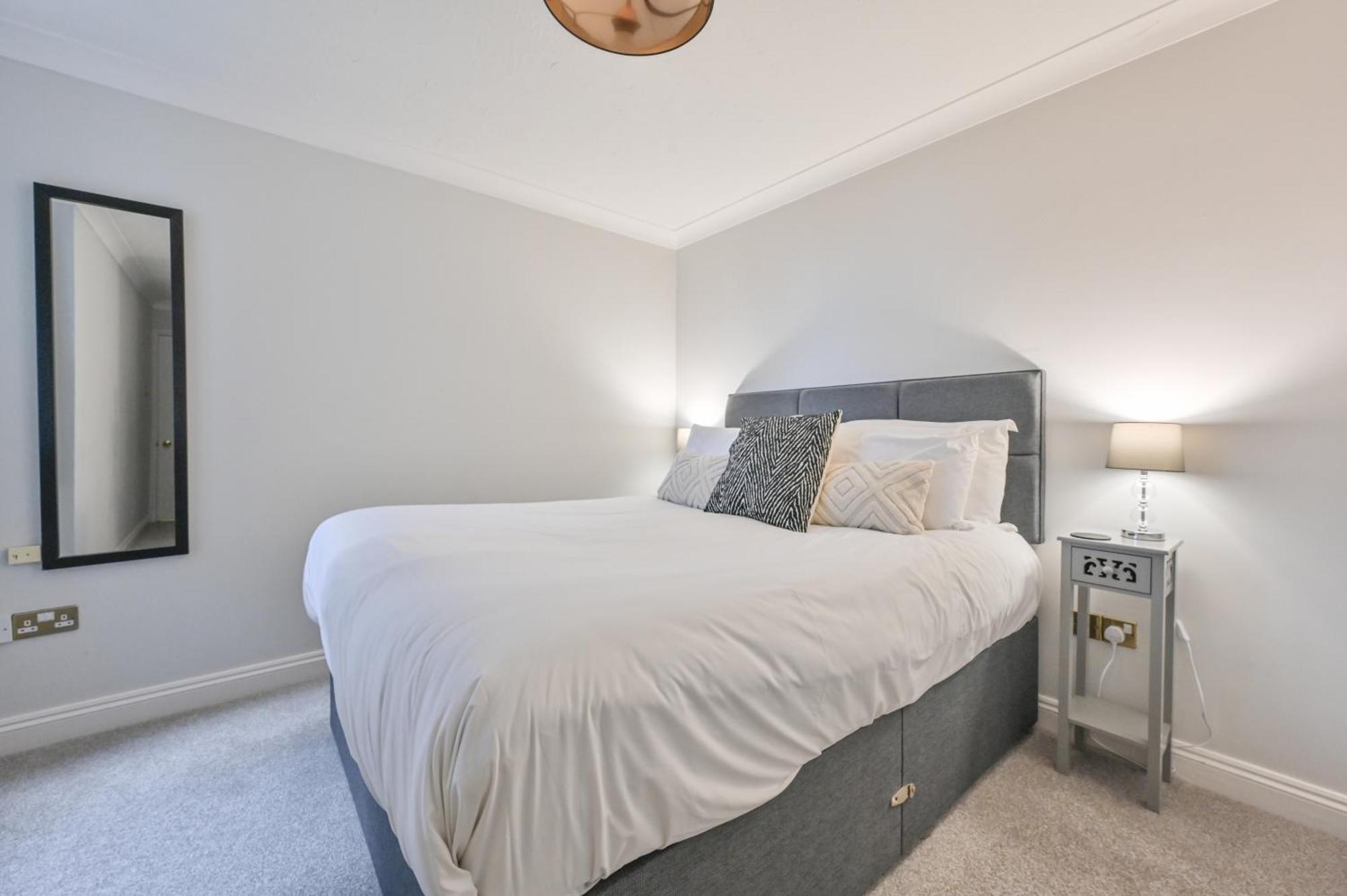 Top Floor Sandbanks Apartment With Free Parking Just Minutes From The Beach And Bars Canford Cliffs المظهر الخارجي الصورة