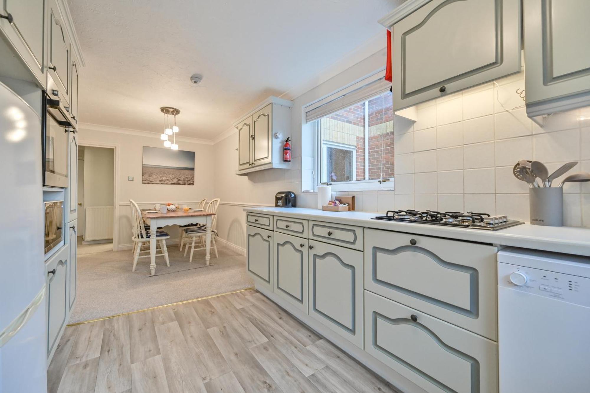 Top Floor Sandbanks Apartment With Free Parking Just Minutes From The Beach And Bars Canford Cliffs المظهر الخارجي الصورة