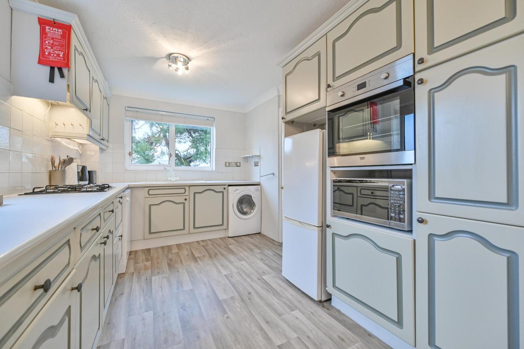 Top Floor Sandbanks Apartment With Free Parking Just Minutes From The Beach And Bars Canford Cliffs المظهر الخارجي الصورة