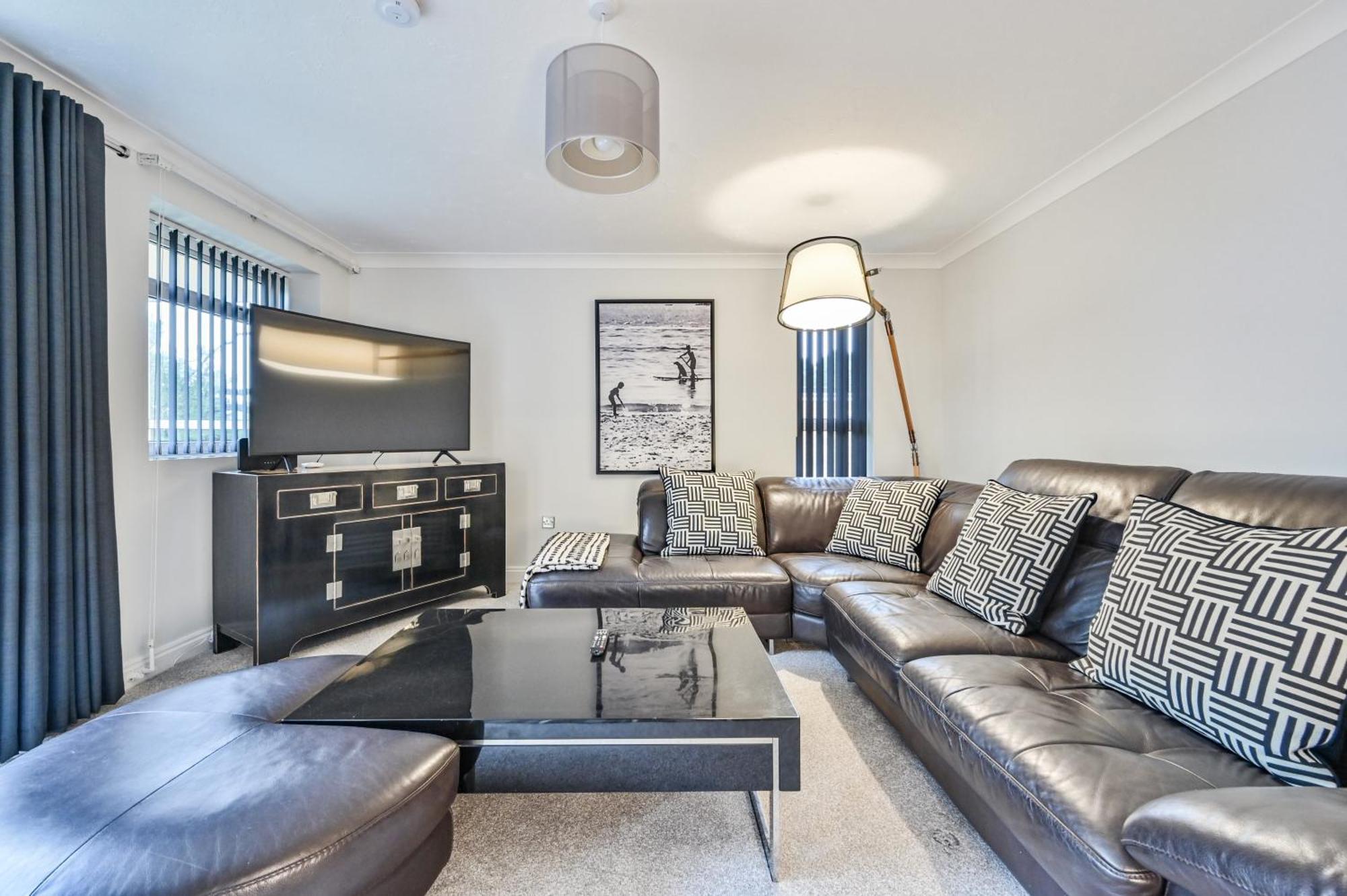 Top Floor Sandbanks Apartment With Free Parking Just Minutes From The Beach And Bars Canford Cliffs المظهر الخارجي الصورة