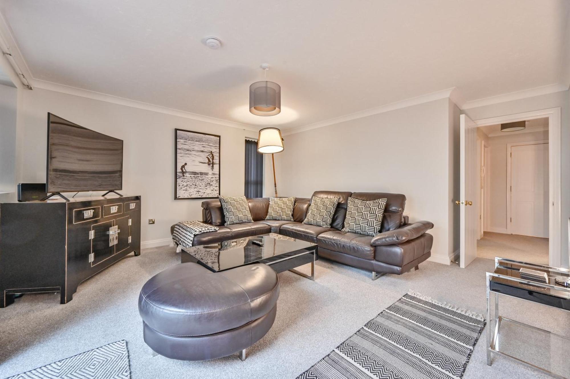 Top Floor Sandbanks Apartment With Free Parking Just Minutes From The Beach And Bars Canford Cliffs المظهر الخارجي الصورة