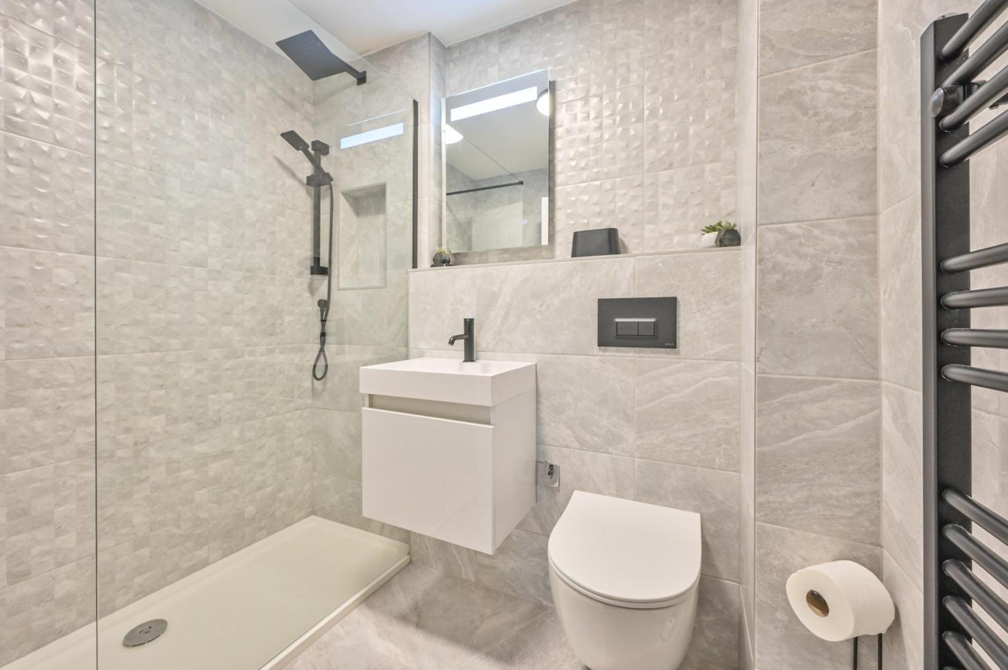 Top Floor Sandbanks Apartment With Free Parking Just Minutes From The Beach And Bars Canford Cliffs المظهر الخارجي الصورة
