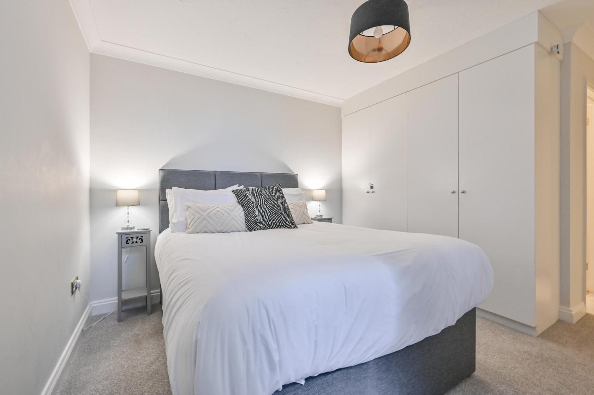 Top Floor Sandbanks Apartment With Free Parking Just Minutes From The Beach And Bars Canford Cliffs المظهر الخارجي الصورة