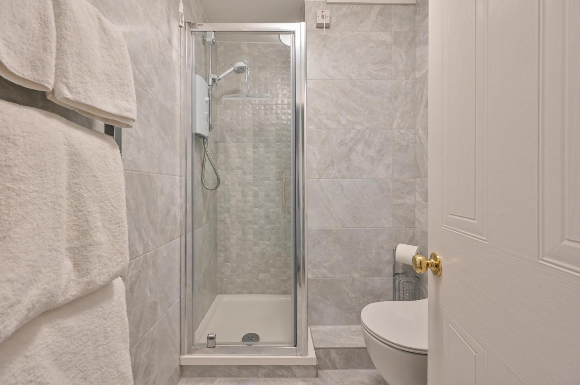 Top Floor Sandbanks Apartment With Free Parking Just Minutes From The Beach And Bars Canford Cliffs المظهر الخارجي الصورة