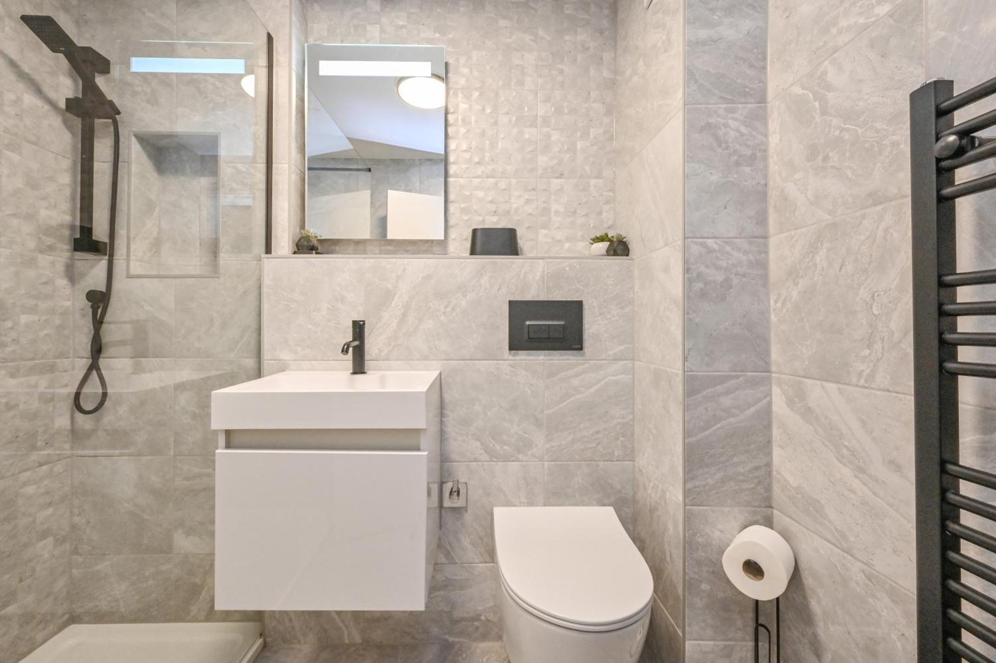 Top Floor Sandbanks Apartment With Free Parking Just Minutes From The Beach And Bars Canford Cliffs المظهر الخارجي الصورة