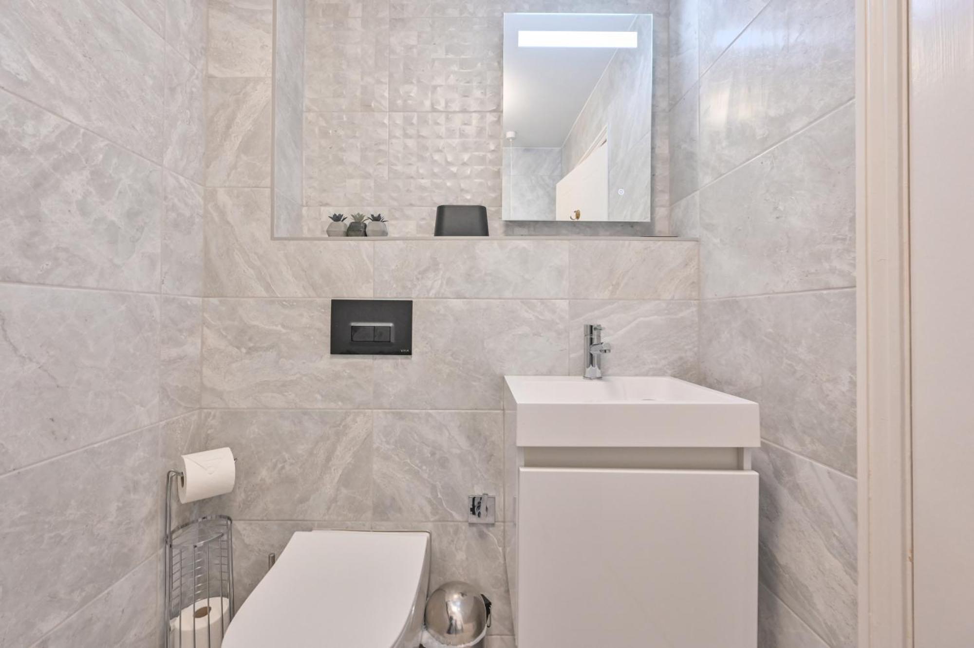 Top Floor Sandbanks Apartment With Free Parking Just Minutes From The Beach And Bars Canford Cliffs المظهر الخارجي الصورة