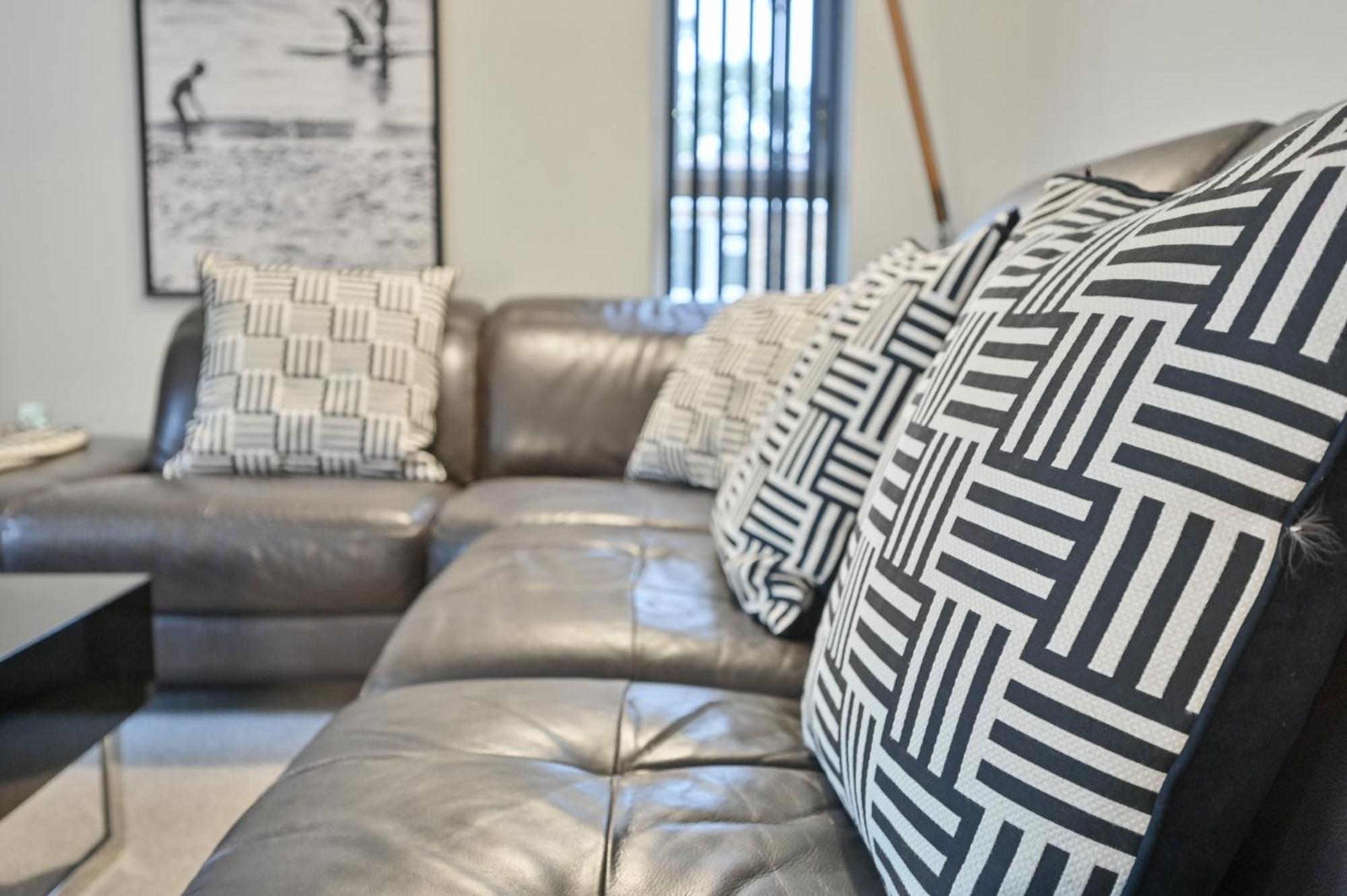 Top Floor Sandbanks Apartment With Free Parking Just Minutes From The Beach And Bars Canford Cliffs المظهر الخارجي الصورة