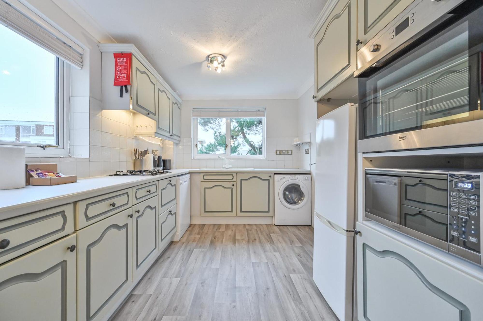 Top Floor Sandbanks Apartment With Free Parking Just Minutes From The Beach And Bars Canford Cliffs المظهر الخارجي الصورة