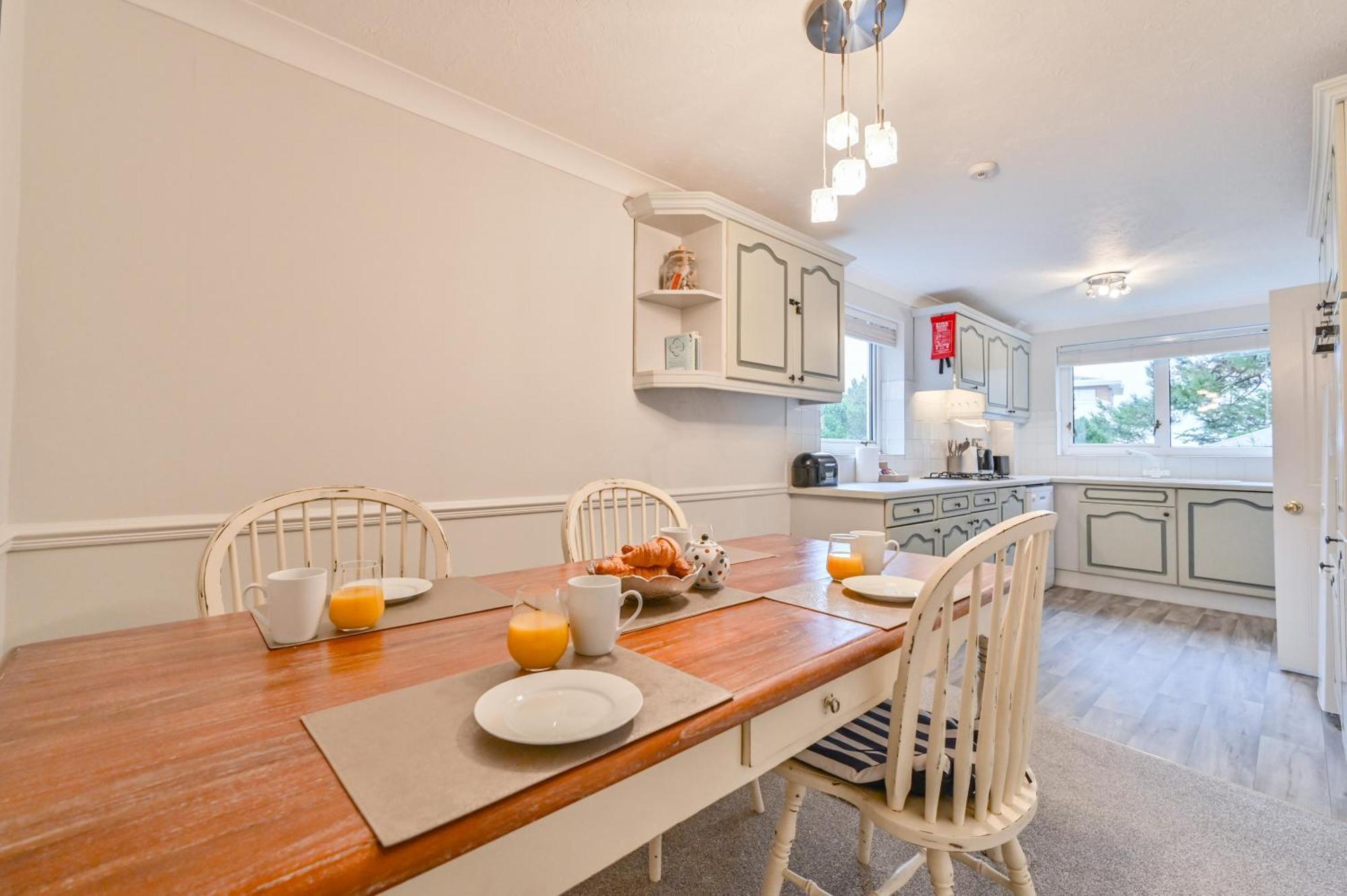 Top Floor Sandbanks Apartment With Free Parking Just Minutes From The Beach And Bars Canford Cliffs المظهر الخارجي الصورة